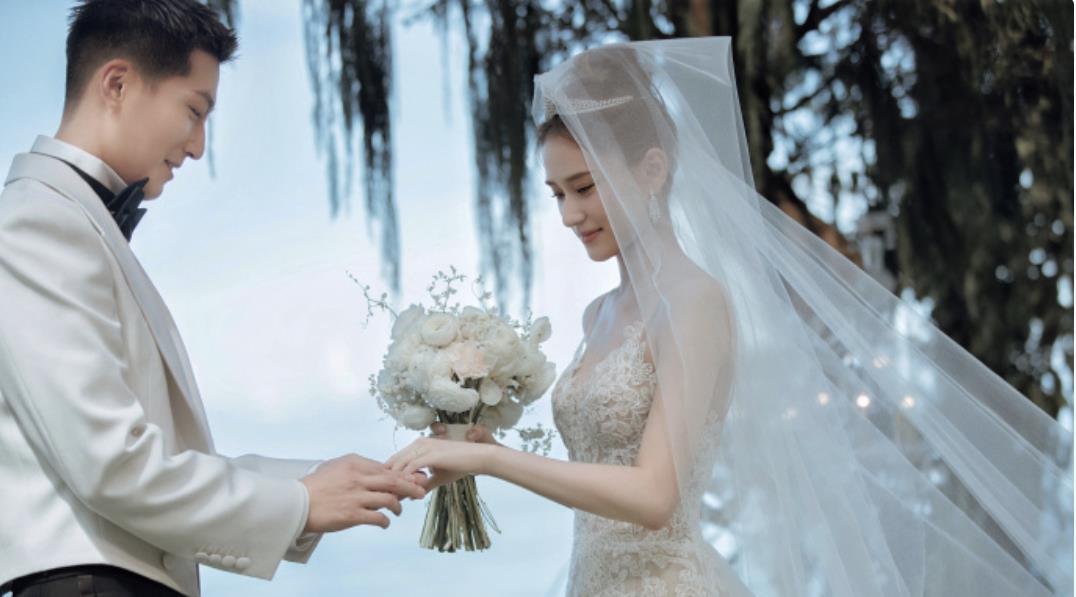 |大婚才20天,何超莲“面目全非”背带裤遮孕肚