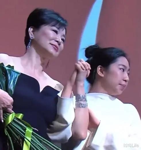 69岁林青霞久违露面，露肩黑裙大方又优雅，“东方不败”神采依旧