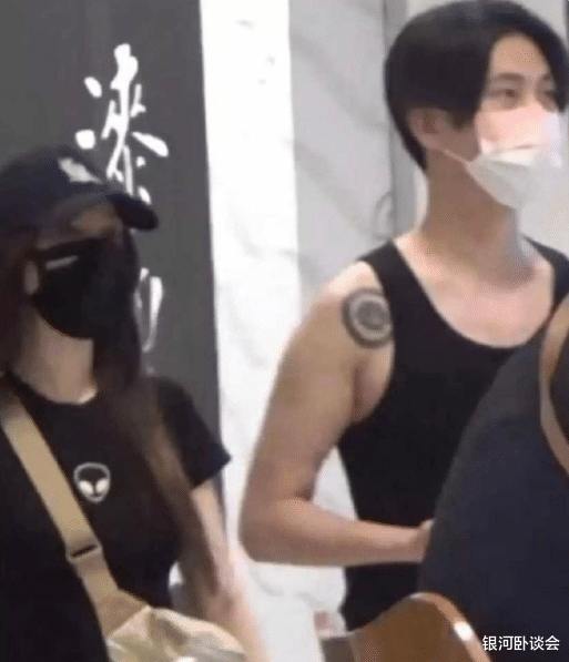 42岁李小璐近照曝光,这是又换新男友了?