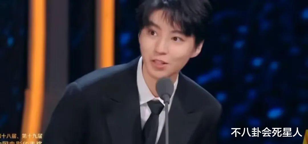 |华表一夜精彩不断,红毯拉踩、颁奖口误、典礼嗑瓜子,别太搞笑!