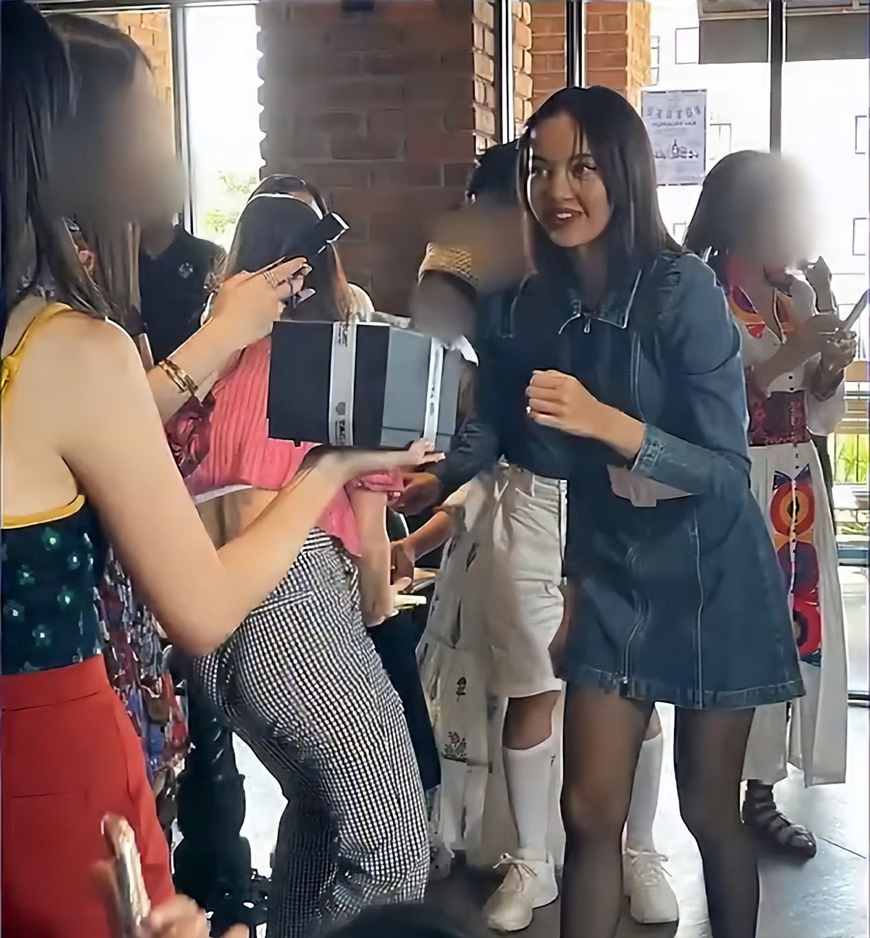 韩国顶级娱乐公司放弃的LISA，如今模样大变样，造型一言难尽