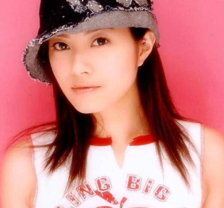 成龙|44岁徐怀钰现身公园跑步，穿露腰背心手臂纹身抢镜，丰满身材很迷人