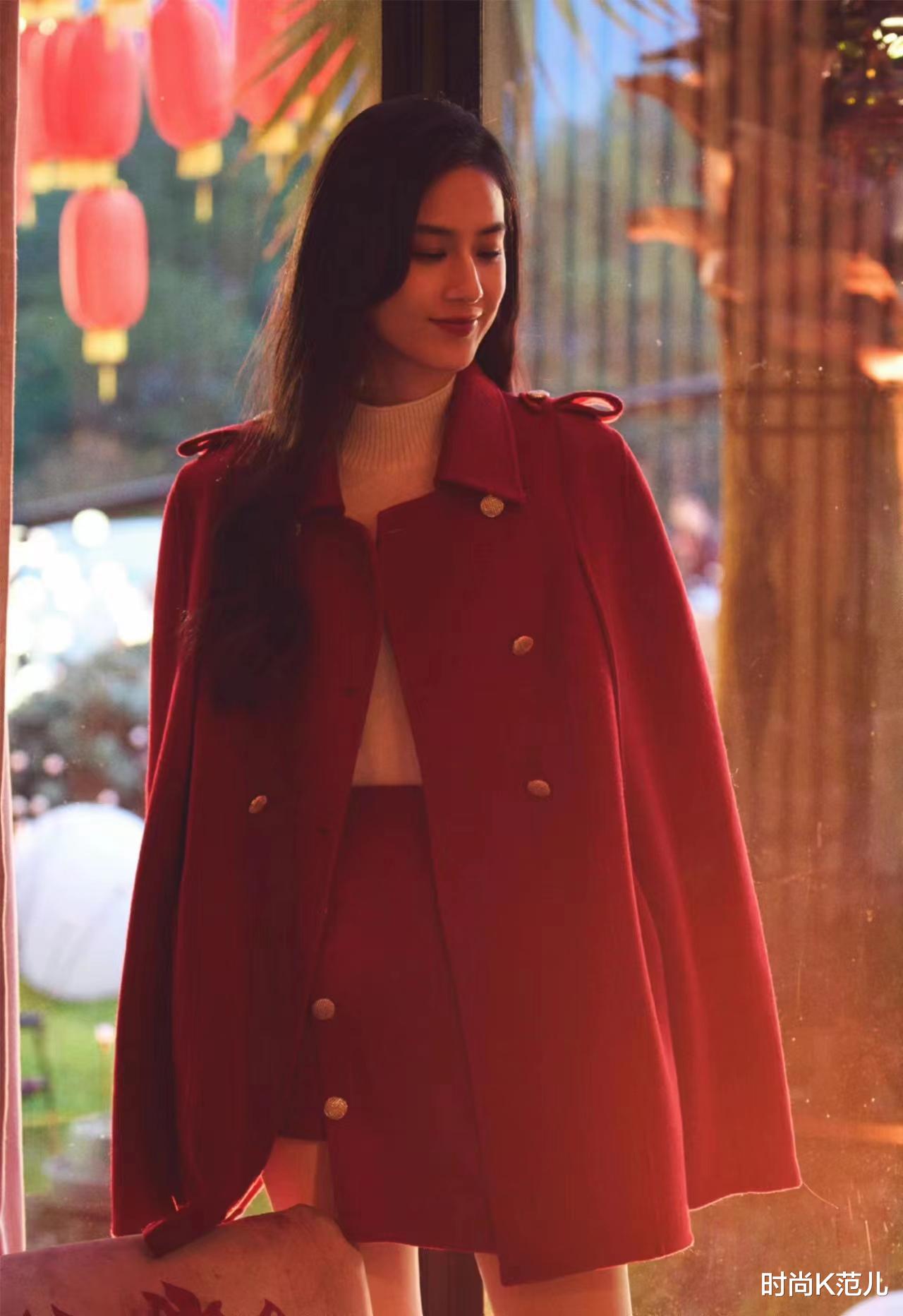 杨幂|黄圣依央视春节特别节目献唱,穿红色斗篷大衣,时尚又喜庆!