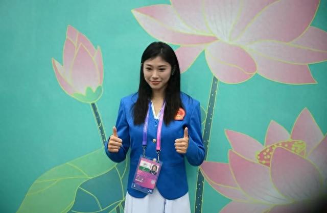 吴艳妮与霍启刚的合影背后:社交达人的魅力与影响力