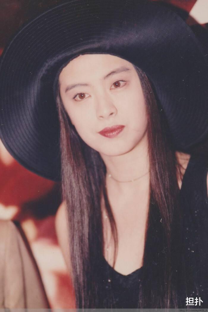 又一个嫁不入豪门的女明星，独居加拿大30年，晒出银行300亿流水