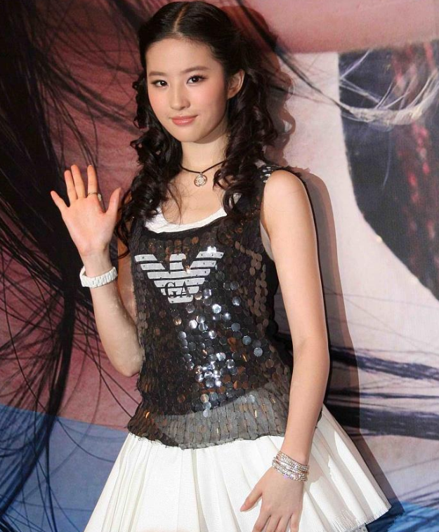 事实证明,35岁还“黑料不断”的刘亦菲,始终难逃“干爹”陈金飞