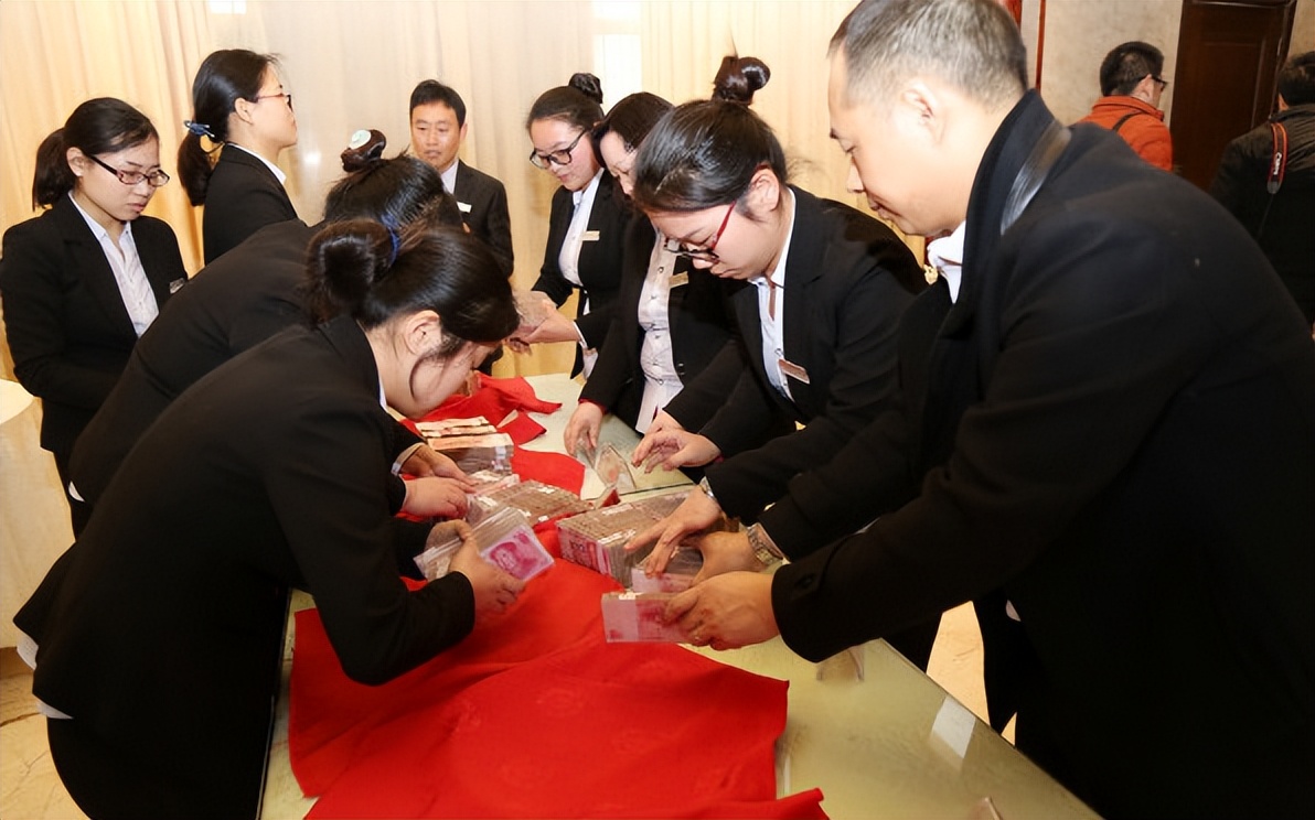 经理年终奖比员工还少2000元,找老板说理,老板一句话他就老实了