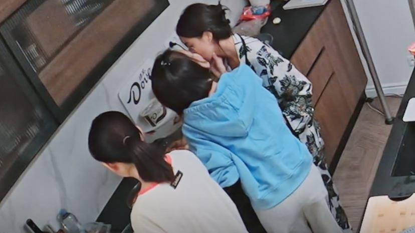 看迪丽热巴换衣服，亲辛芷蕾，秦岚在《花少》过着什么样的生活？