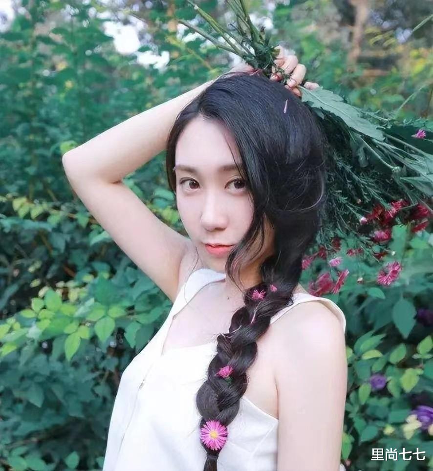 水均益女儿真优秀，29岁入职央视，撞脸蒙娜丽莎与自拍差别太大
