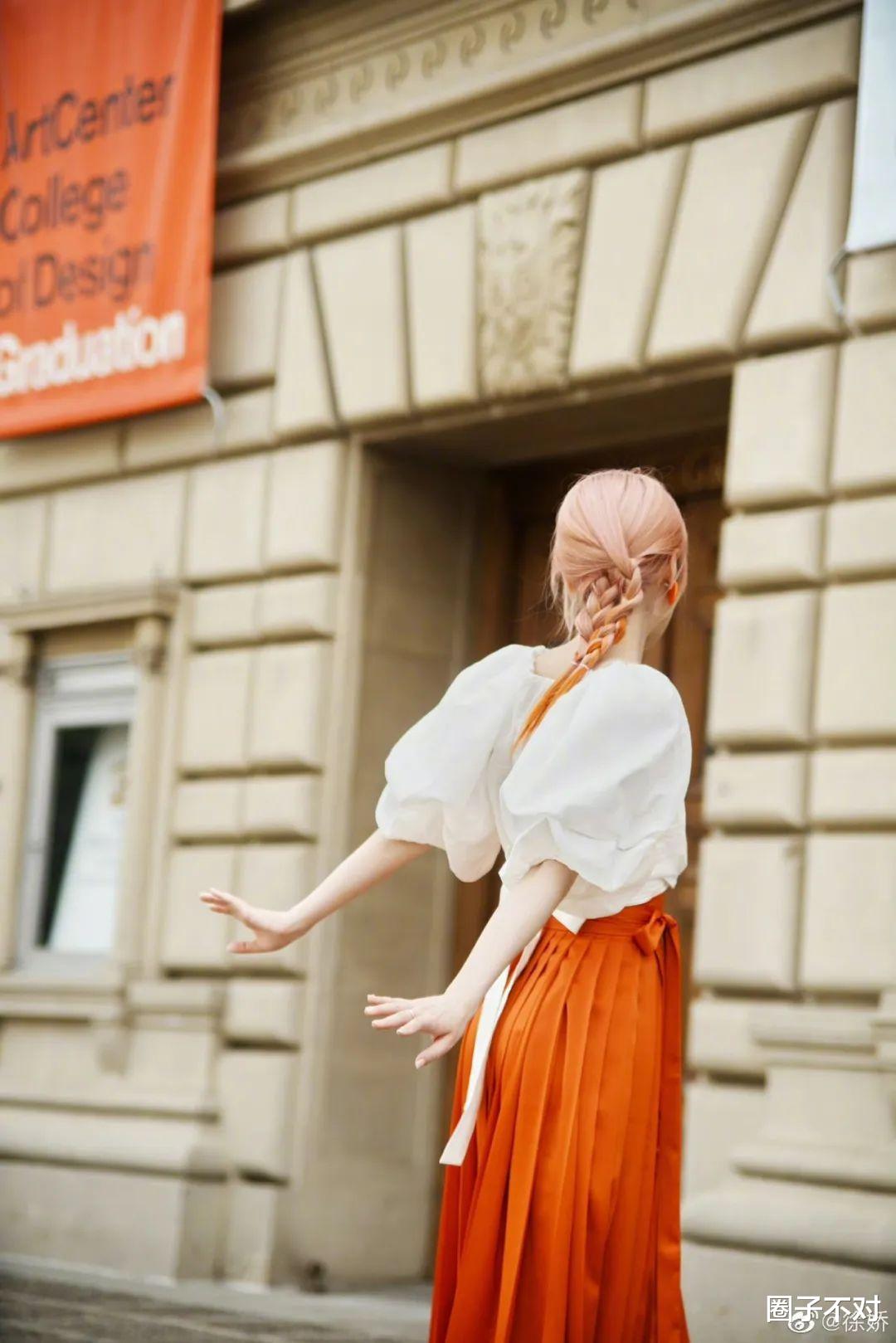 徐娇|徐娇在美国穿汉服百迭裙参加毕业典礼,好骄傲,好自信!