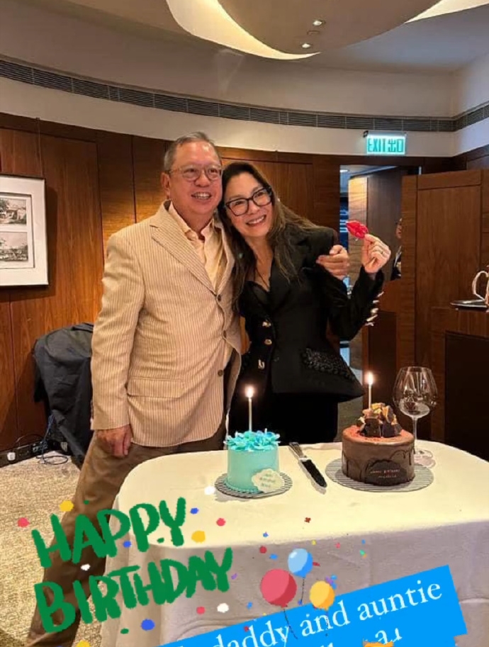 林心儿为爸爸准备四个大蛋糕庆生,而林建岳私生女晒照为妈妈买花