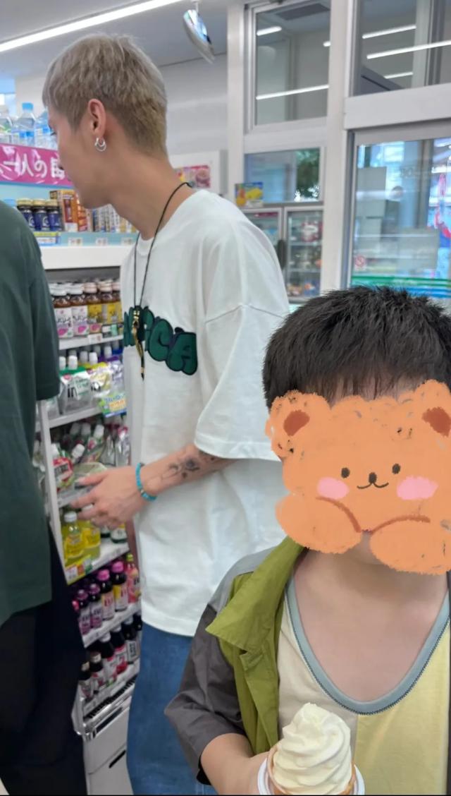 鹿晗日本被偶遇!留寸头、纹花臂变精神小伙,关晓彤纤细美腿抢镜