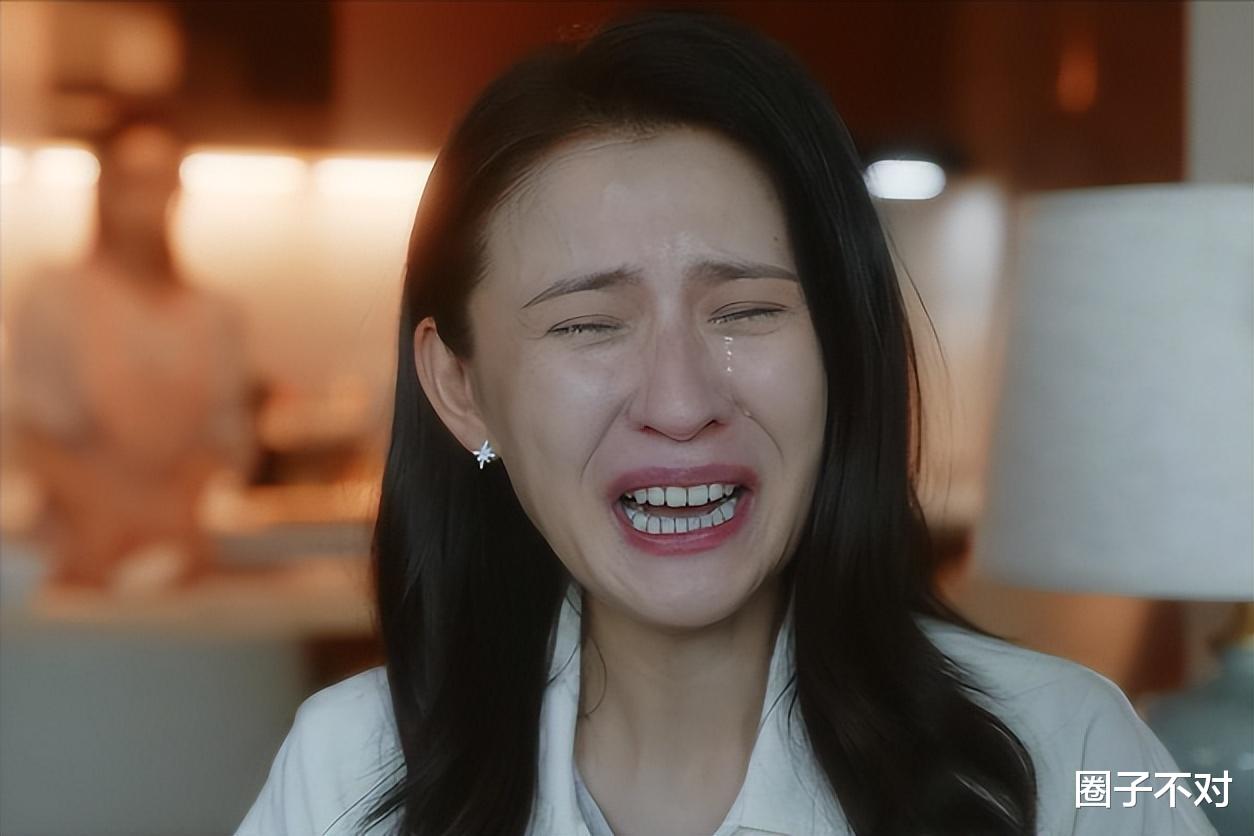 天呐！“硅胶脸”的风都刮进央视了，这次连热依扎都跟着摔了跟头