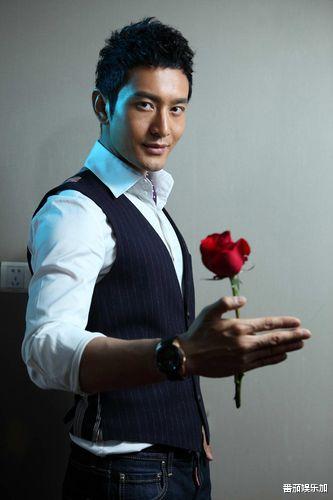 黄晓明与小16岁新女友出国同游,女方身份被曝,评论区沦陷