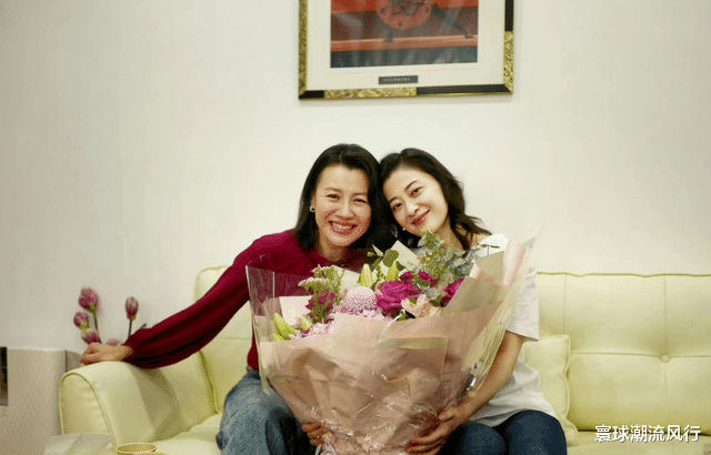 “德华”刘琳去看嫂子啦!穿红衬衫比梅婷美,吃猪大肠饺子快崩溃