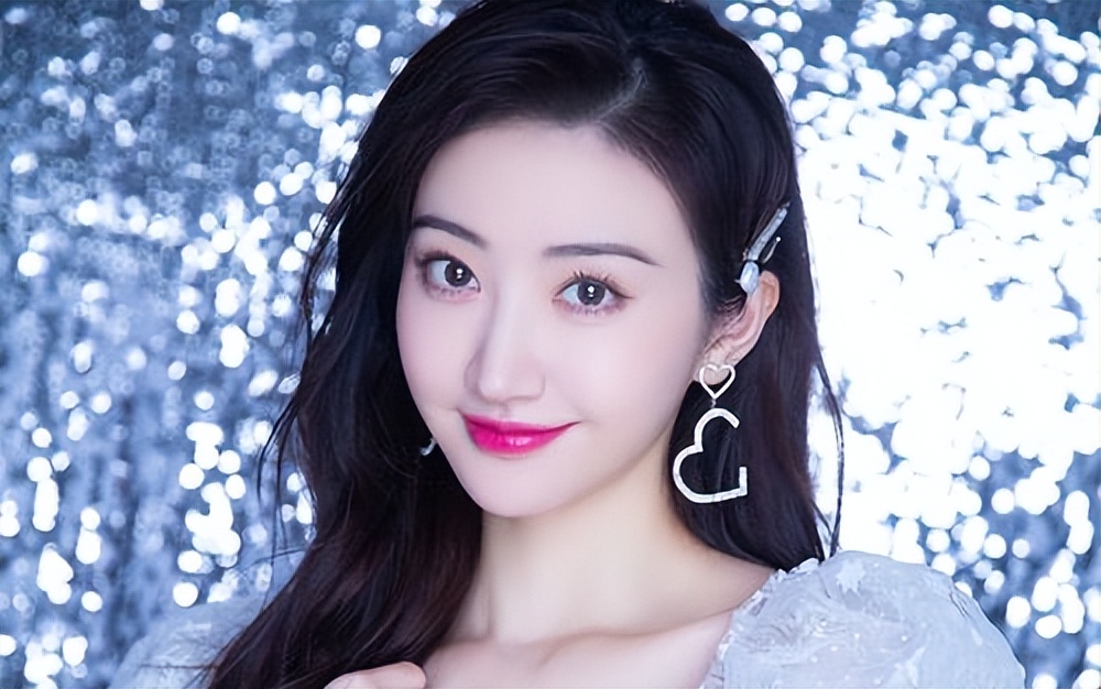 短发风波再起:景甜为新剧剪发遭粉丝吐槽,与许凯的营业CP成焦点