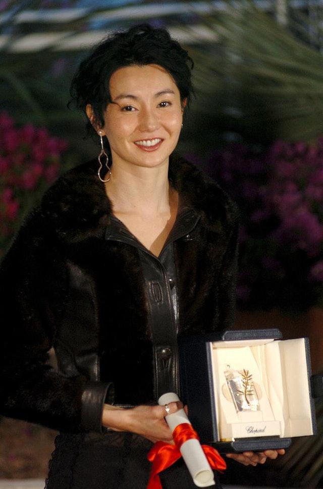 58岁张曼玉近况曝光:住贫民区,穿地摊货,不婚无子,活得很洒脱