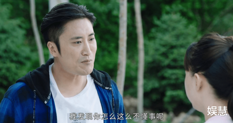 刘英带女儿参加婚礼，母女俩长得很像，丈夫也是《乡村爱情》演员