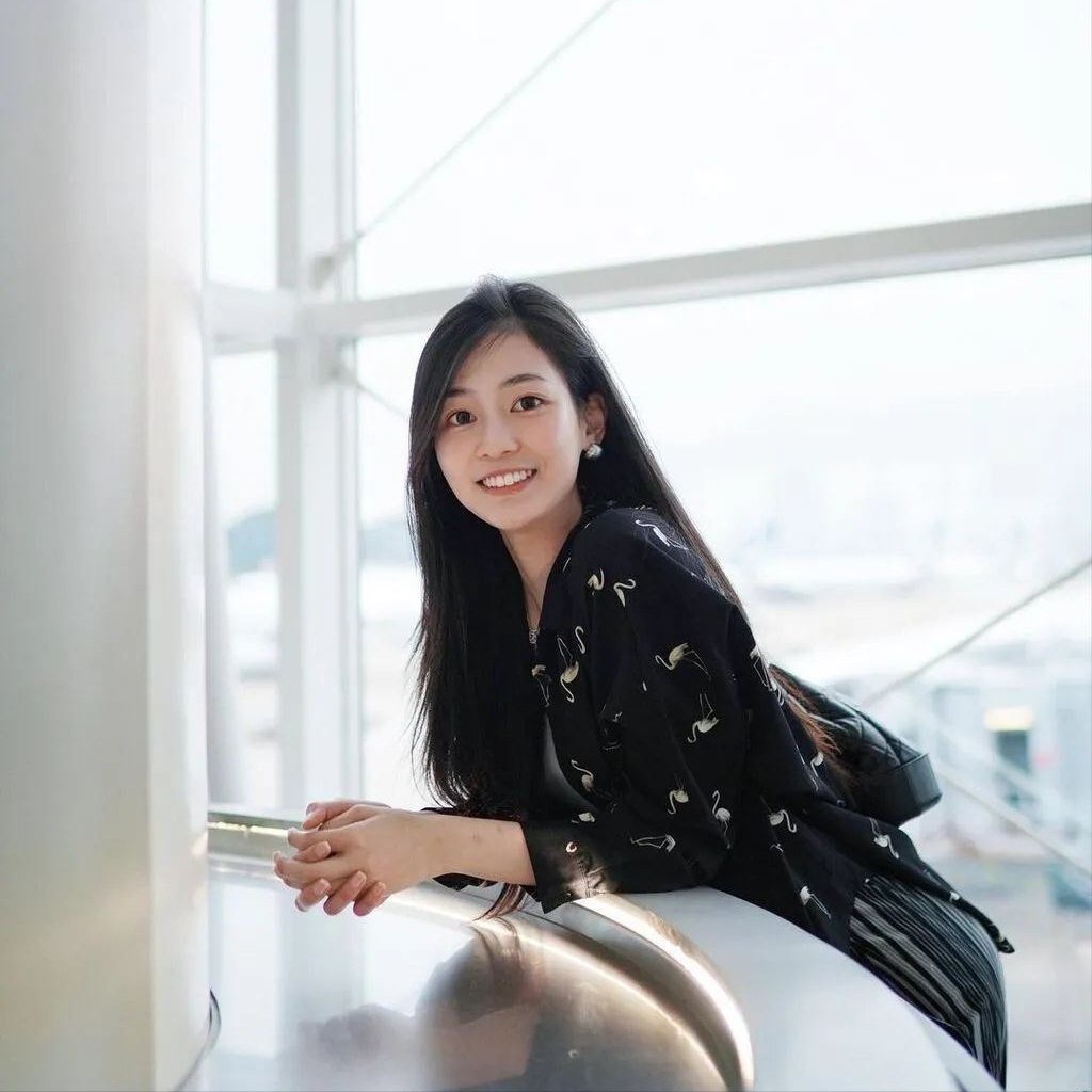 25岁TVB小花空降人气剧集过足戏瘾，与上位男星拍戏疑传出恋情