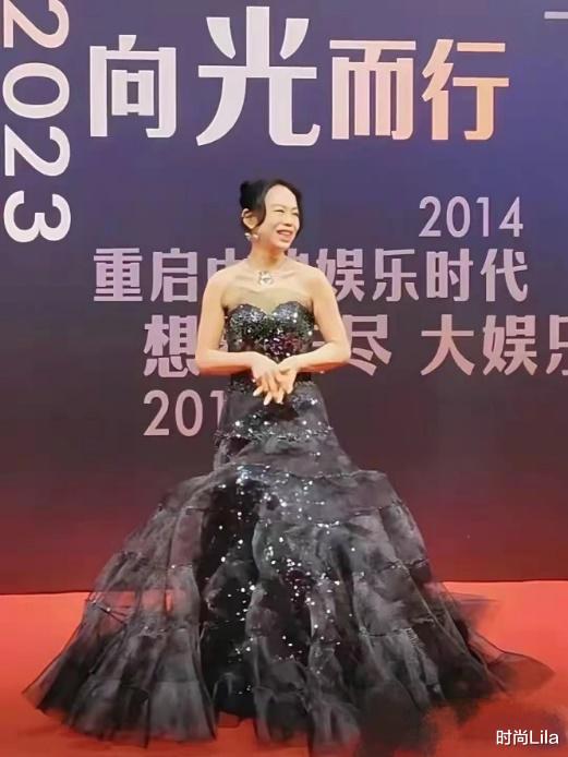 55岁黄绮珊真的老了,臂肉松弛、发际线后移,离开精修一言难尽