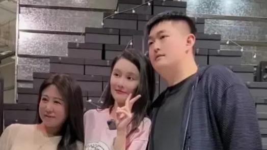 赵本山|赵本山儿子公司开业赵家班云集，50辆劳斯莱斯开道，随礼880万惹争议