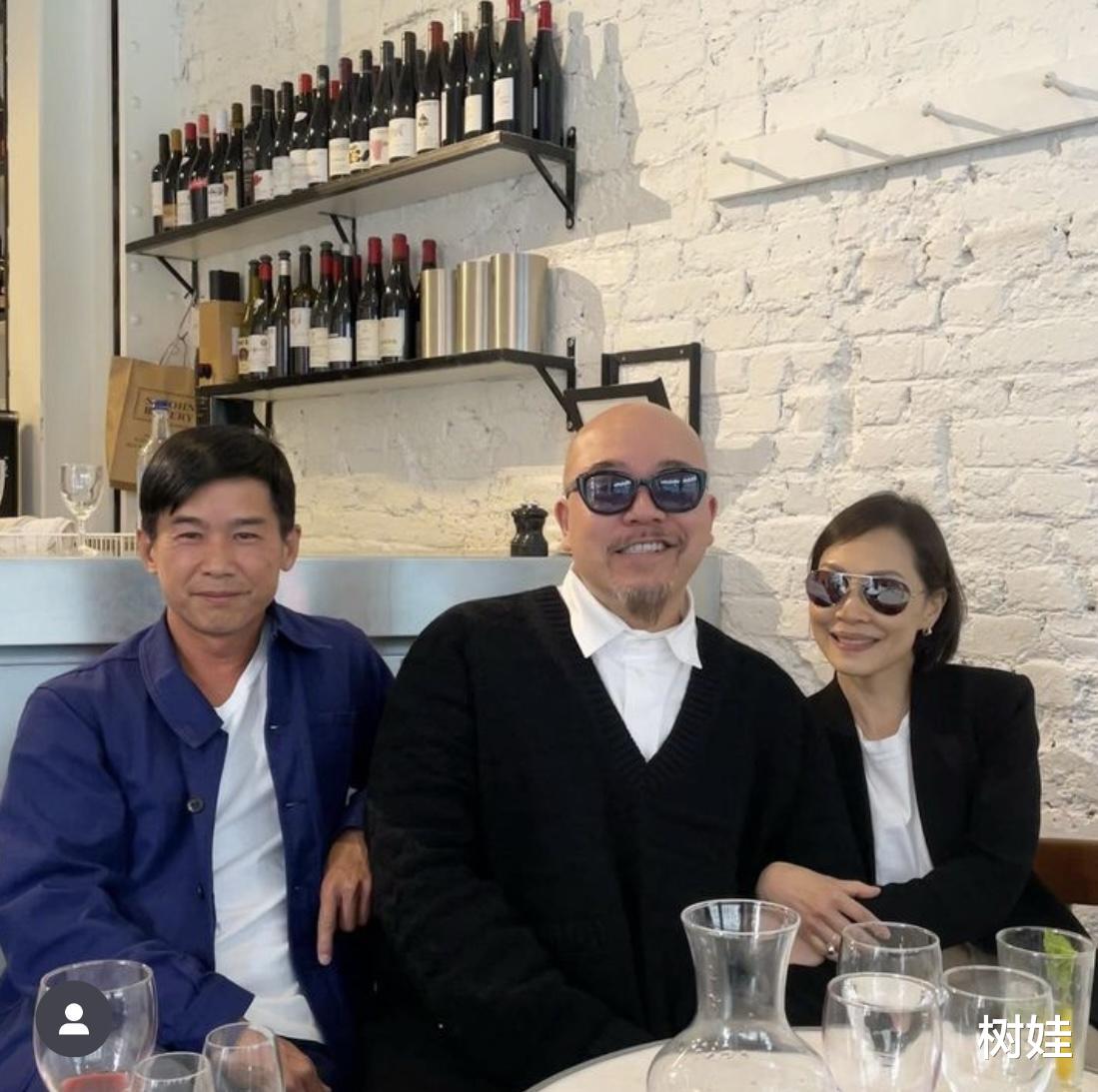 54岁彭羚现身林海峰演唱会,打扮素朴皱纹明显,状态真实优雅老去