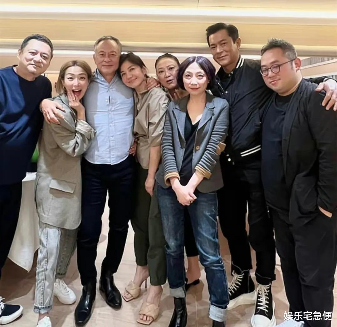 钟楚红|63岁钟楚红真实状态曝光,与亲妹台北约会吃饭,满脸皱纹无惧衰老