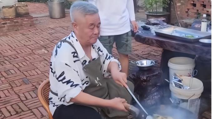 赵本山家中后院内景，墙头拉钢网防盗，超大原石惹眼，处处显富贵