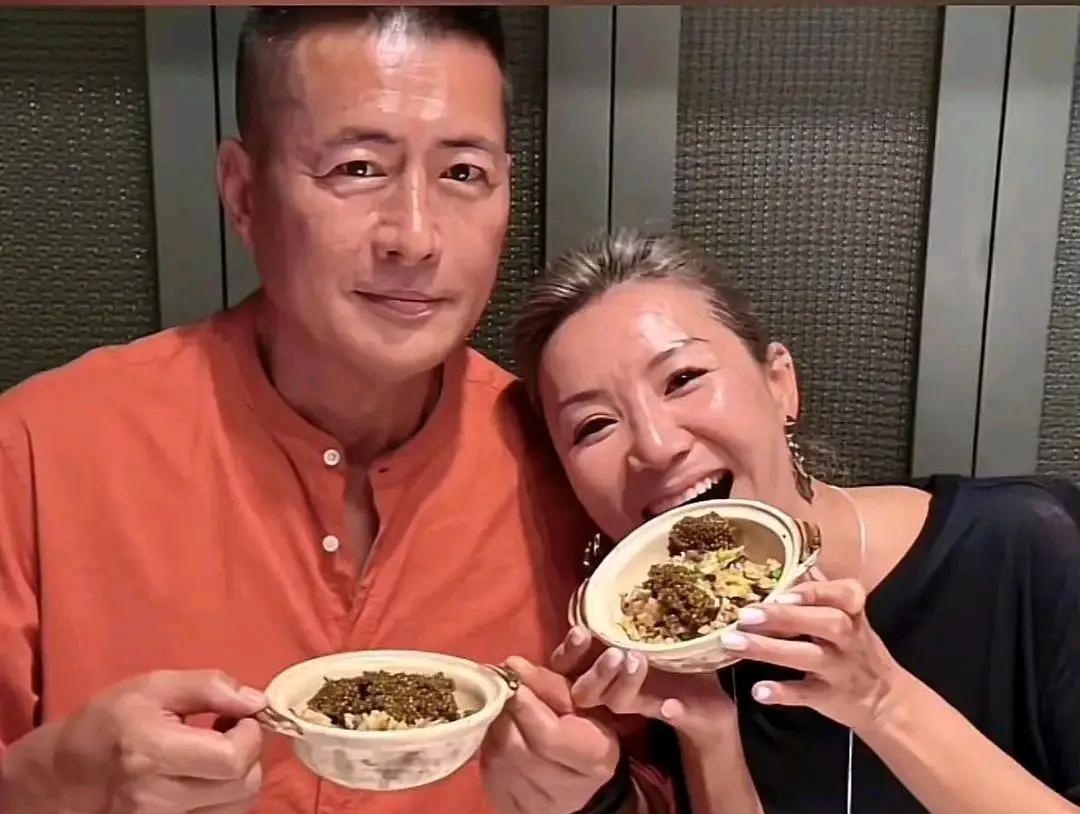 59岁老戏骨疑定居泰国,住别墅,和小16岁娇妻大秀恩爱