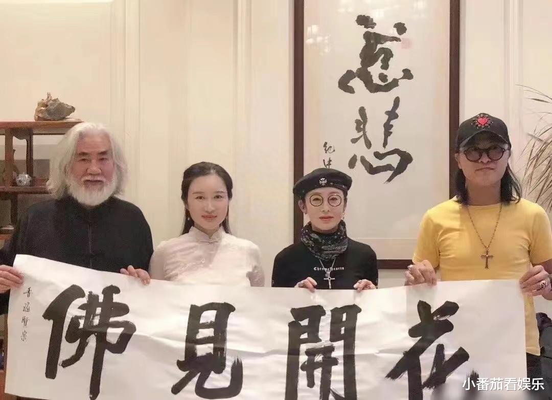 张敏现身泰国街头,与小10岁男友在清迈买房长住,穿长裙瘦得脱相