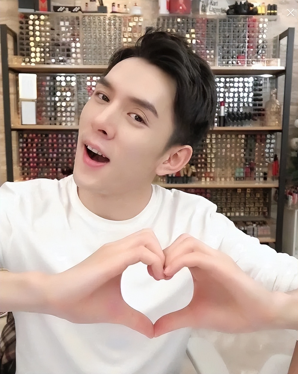 李佳琦流泪道歉后,又继续直播带货,网友嘲笑不当演员可惜了 - 娱乐