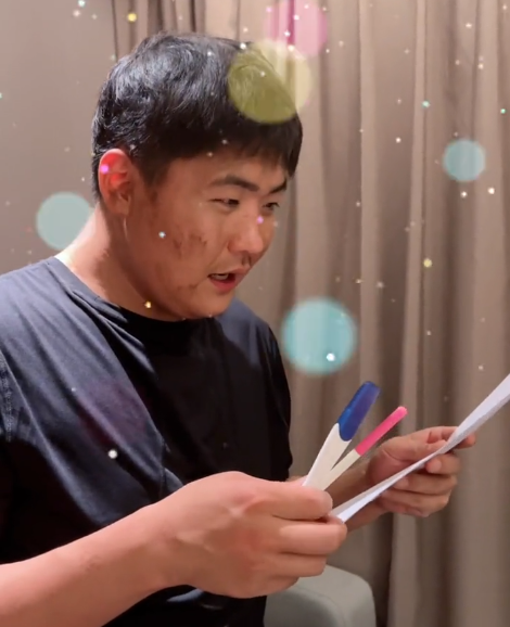 闫学晶|闫学晶儿媳晒孕照惹争议!孕期身材依旧纤细,扎双马尾像小姑娘