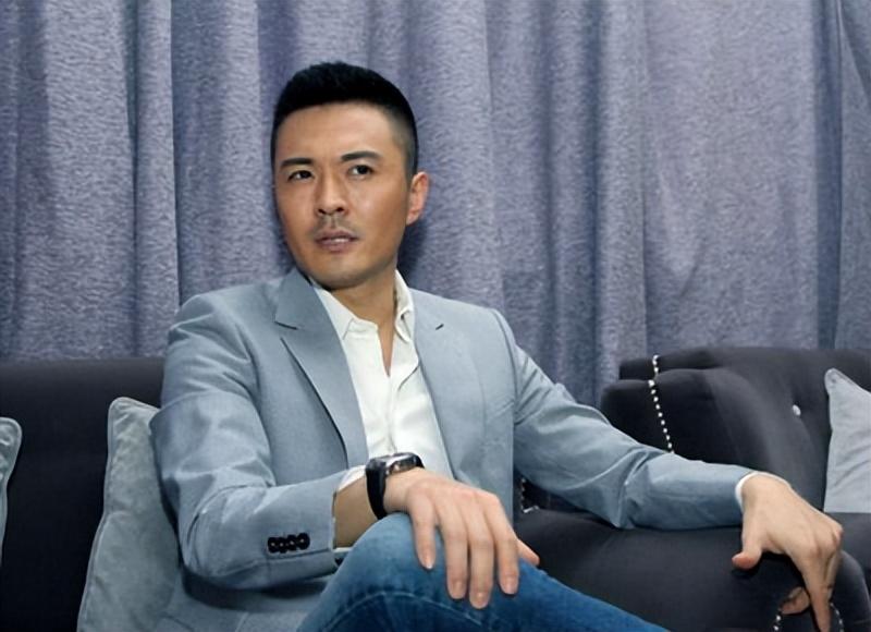 与高圆圆分手后,12年不谈恋爱没有绯闻,47岁娶旺夫妻子后爆红