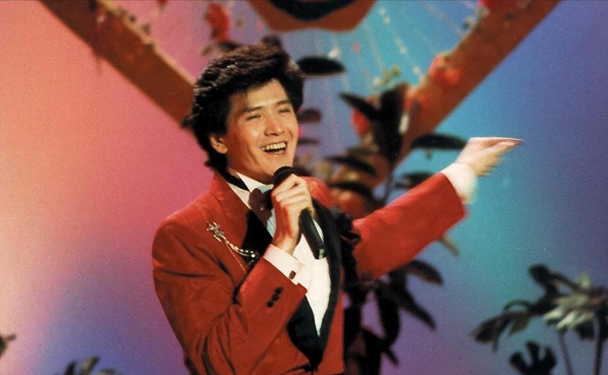 费翔|春晚“第一美男”,首次登台被封杀14年,年过60至今未婚!