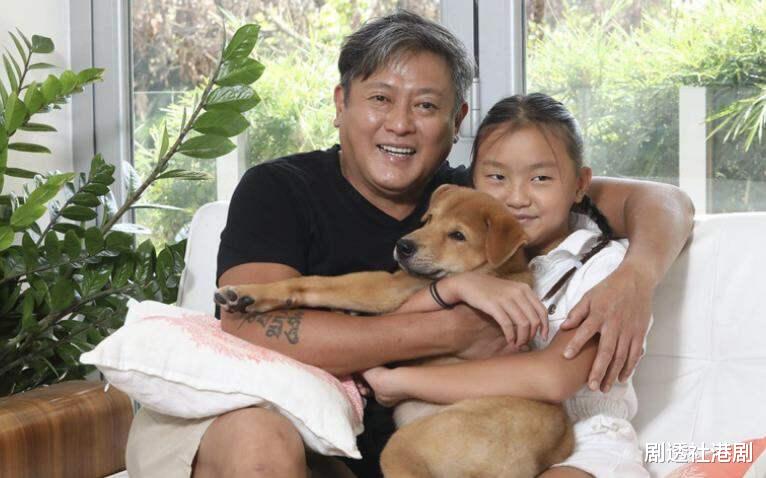 55岁知名港星近况曝光！满脸油光出镜，自曝已减肥30斤仍显臃肿