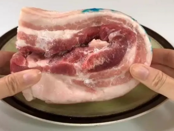 猪肉|为什么聪明人，从不用水泡来解冻猪肉？教你一个招解冻快还新鲜！
