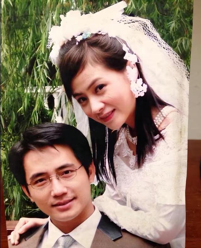 52岁“康祈耀”彭新智的全家福,妻子相貌平凡,儿子比康枝子还大