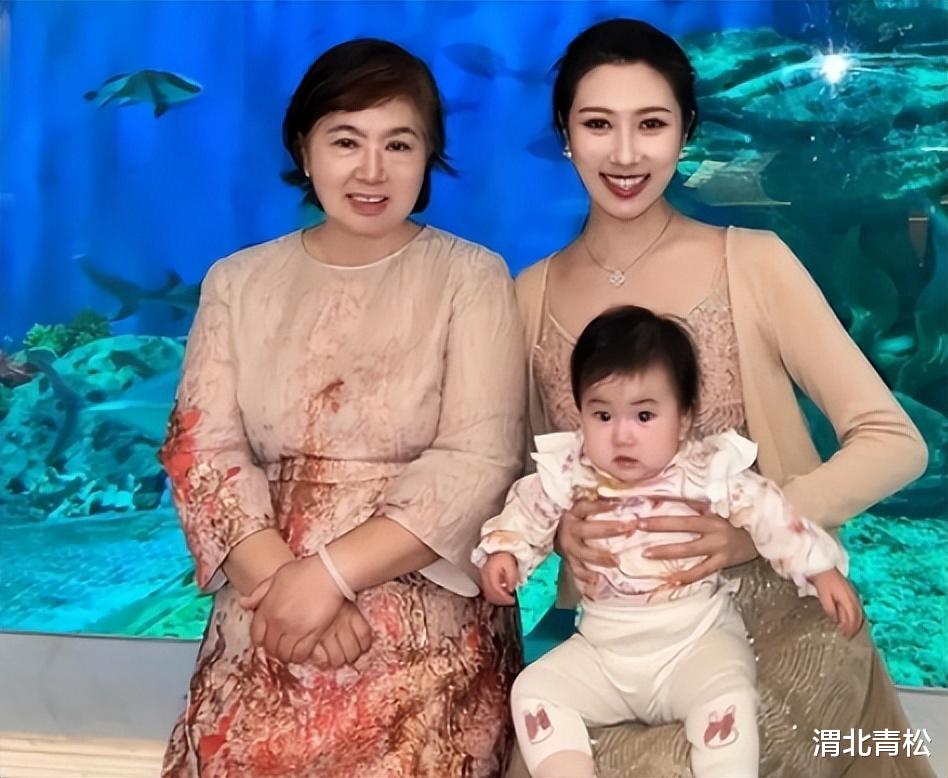 陈佩斯|母亲去世还娱乐?陈佩斯一家被批没孝心,不顾传统戴红围巾、旅游