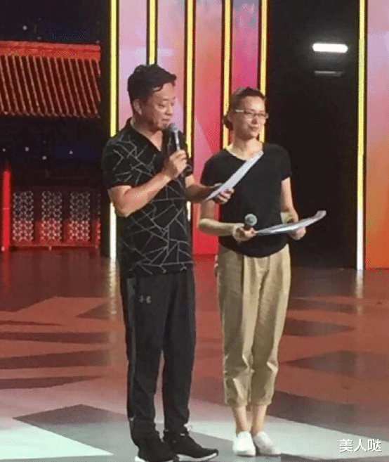 董卿食堂吃饭被拍,素颜眼袋明显憔悴尽显,沧桑得很却越看越舒服