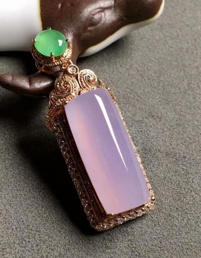 沉香|紫罗兰翡翠为什么更容易见光死?可见光谱里给了我们答案