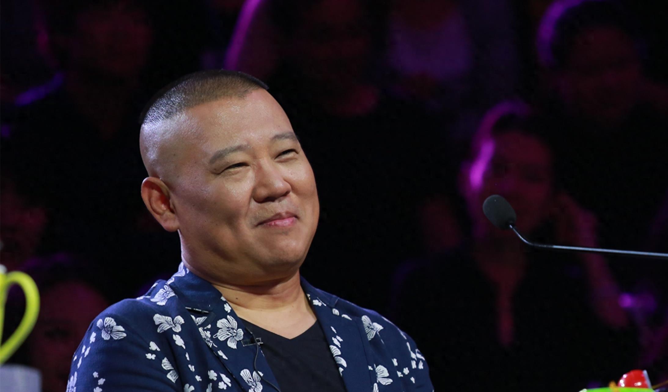 曝郭德纲移民澳洲住富人区，全家穿睡衣出门，8岁的儿子不上学争议