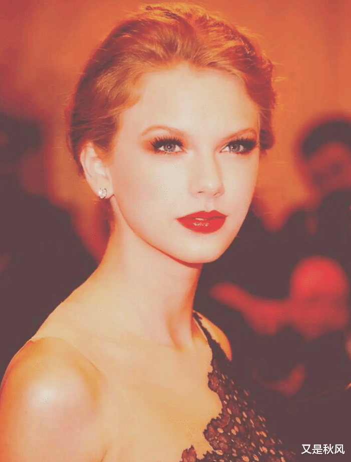 34岁霉霉很高调：穿迷你钻石裙光着腿，配大红唇走辣妹风，超惊艳