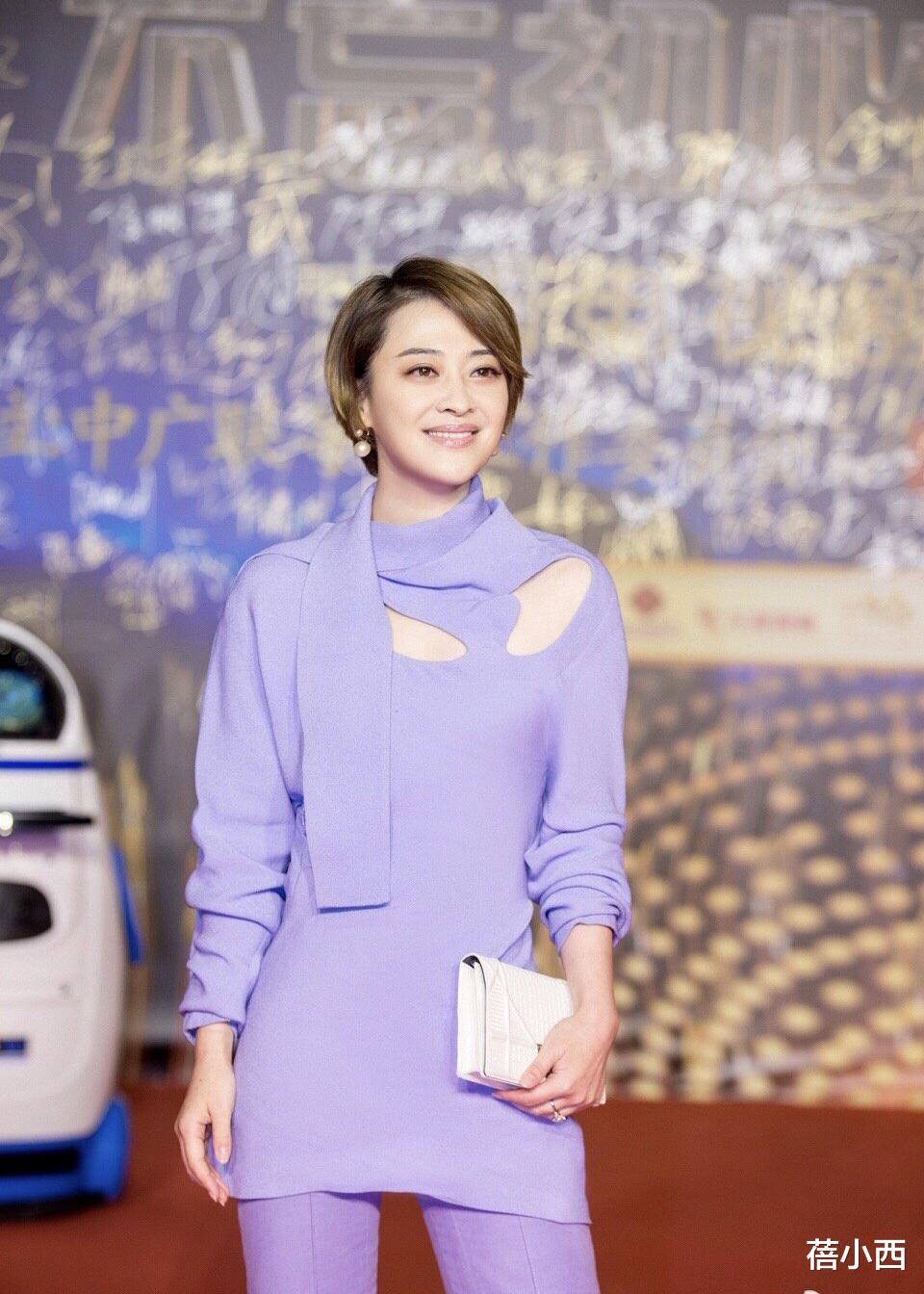 48岁梅婷剪了波波头短发,穿毛衣+阔腿裤,年轻10岁像换了个人!