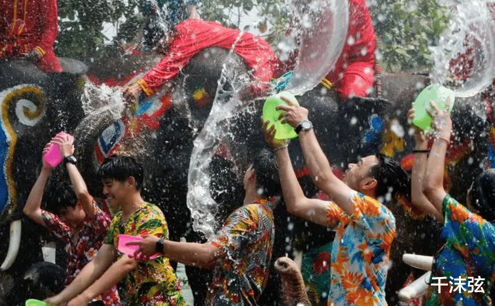 买超|各玩各的?买超现身泰国,带2位美女逛街,与张嘉倪没离婚仍同居