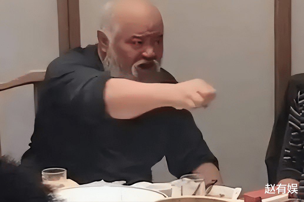 不顾医生劝阻，每天2包烟，顿顿8两白酒的演员李琦，如今变成这样