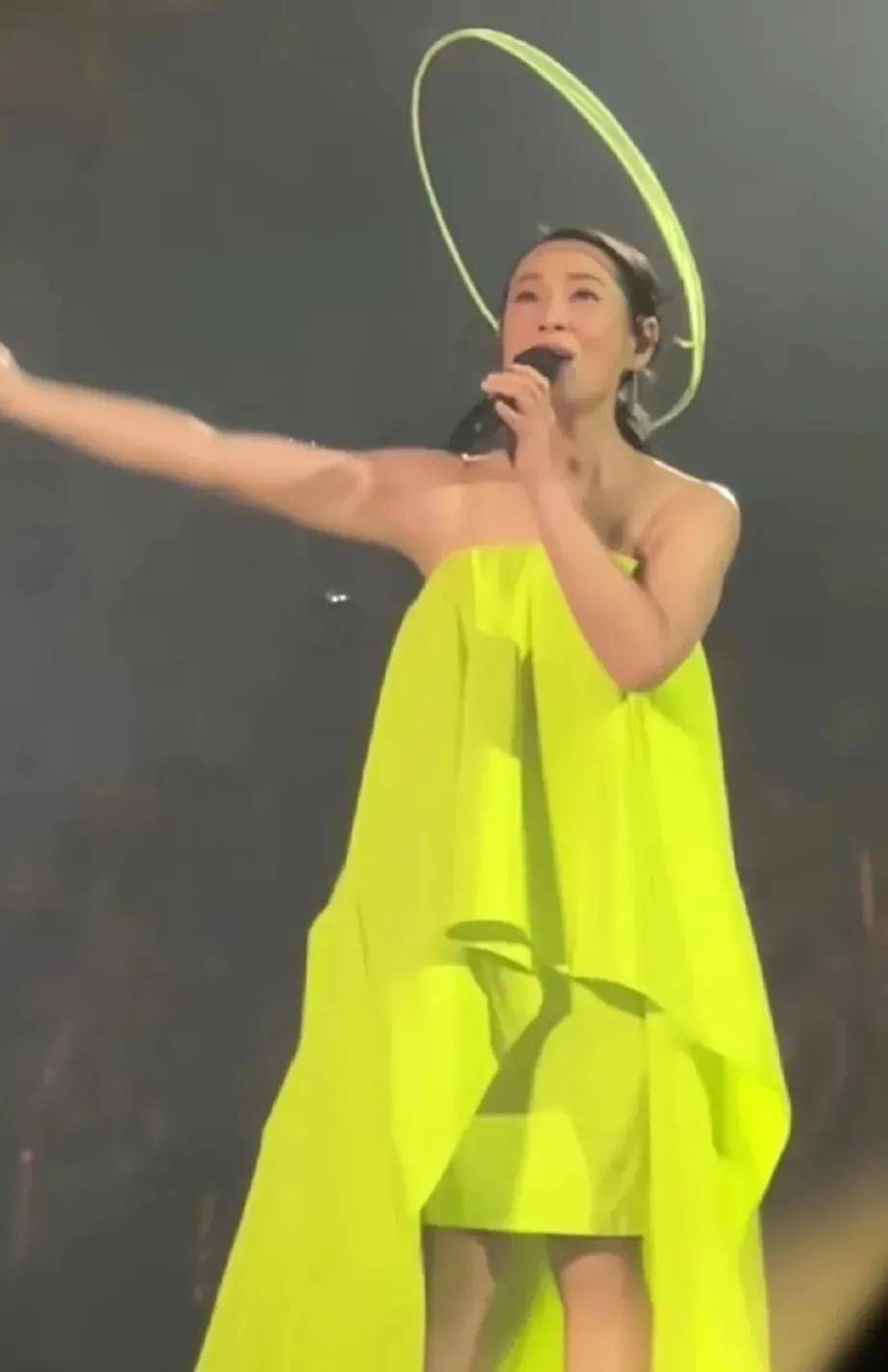 张韶涵|41岁张韶涵演唱会美炸热搜，网友：怎么会有人比动漫还夸张？？