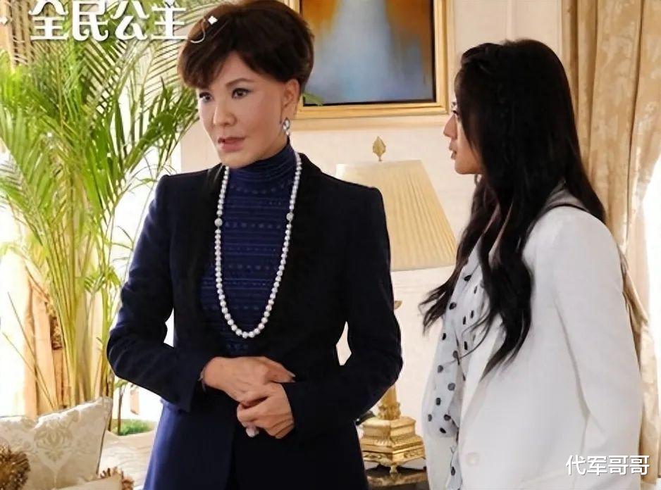 她惨遭双性恋歌手骗婚,二婚嫁小25岁丈夫,66岁丧子,如今怎样了?