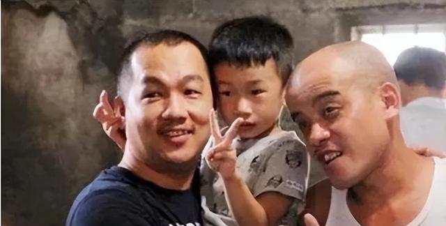 曾因长得丑被妻子嫌弃，后因熊出没而成名，今住别墅娶小20岁娇妻