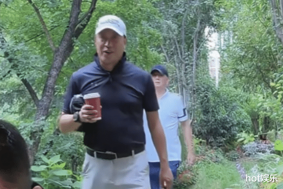 张兰直播，吃醋质问儿子，前夫罕见入镜，嘴上嫌弃，却不停夹菜