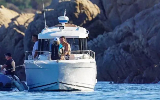 46岁马克龙光着膀子，一脸宠溺握着70岁布丽吉特的脚脖子，好甜蜜